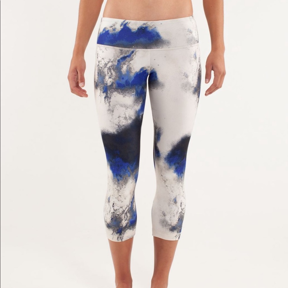 SALE: Lululemon ‘Milky Way’ cropped leggings